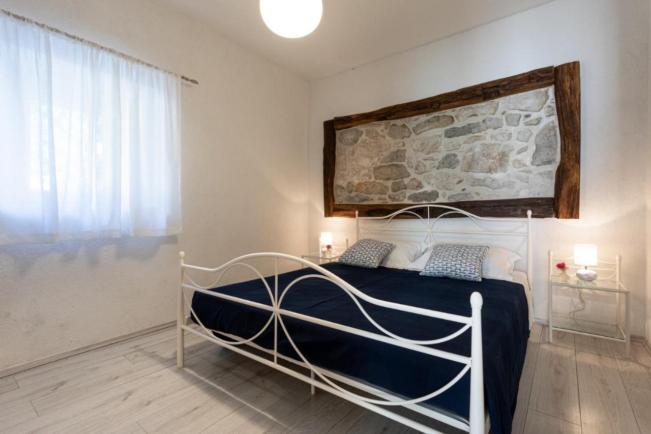 Villa Elm Milohnici Buitenkant foto